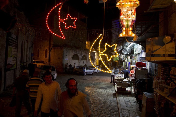مرور يهود بجانب احتفالات المقدسيين بدخول شهر رمضان الكريم