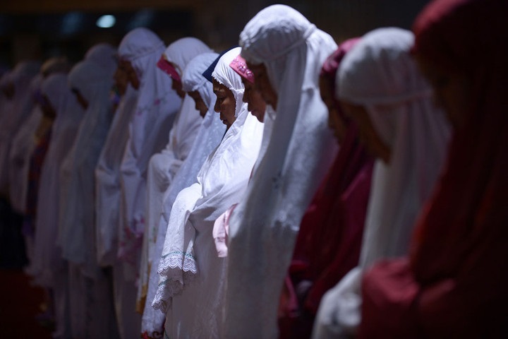  نساء أندونيسيا يصلون في مسجد الاستقلال 