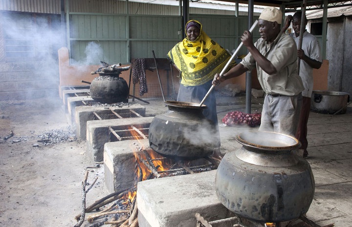 Nairobi,Kenya'da cami çalışanları iftarda fakirlere dağıtmak üzere yemek hazırlıyor.