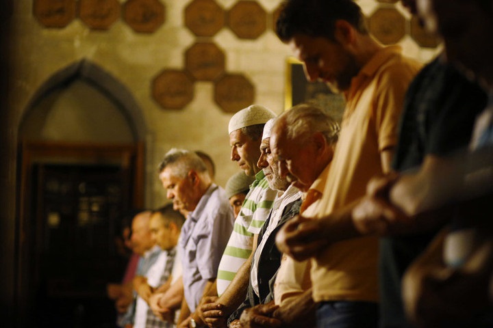 Sırbistan Bayraklı camisinde Müslümanlar teravih namazı kılarlarken.