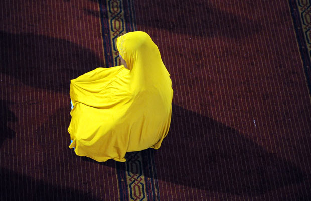 امرأة مسلمة تتضرع الله في مسجد الاستقلال بأندونيسيا