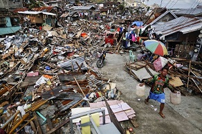 Filipino Poor Muslims Help Typhoon Survivors