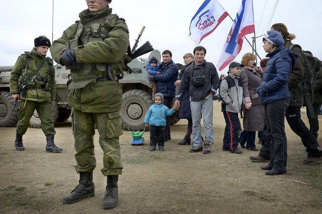 القوات الروسية تنتشر في شبه جزيرة القرم الاوکرانیة