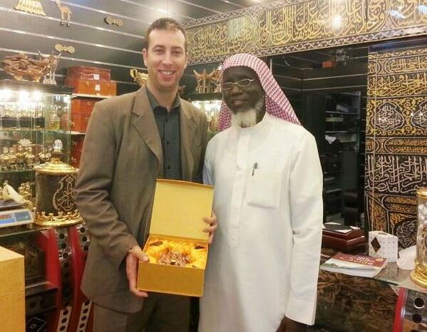 صورة للمهندس الفرنسي لوران اعتنق الإسلام بفضل الله على يد الشيخ إسماعيل رحمه الله