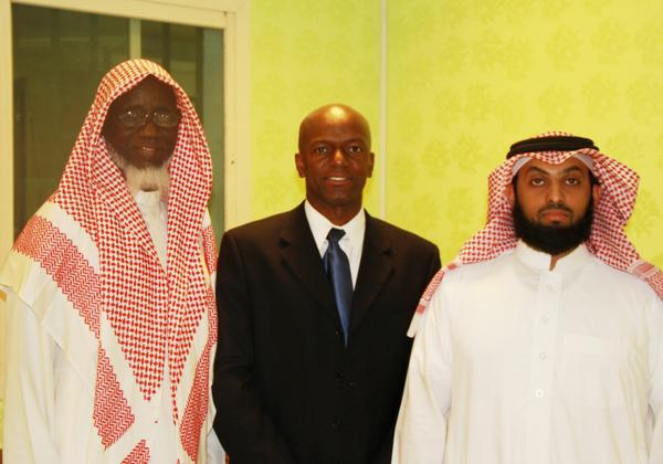صورة الشيخ إسماعيل رحمه الله مع رجل أعمال أمريكي مسلم تعلم أساليب الدعوة على يديه