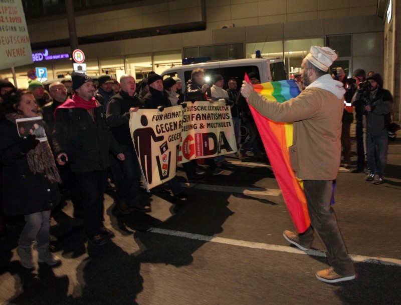 علم المثليين يتخلل مظاهرات البيغيدا العنصرية