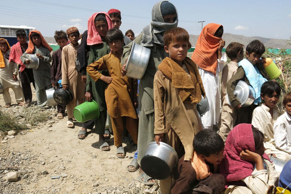 اطفال وزير ستان عند نقاط توزيع الاغذية بعد ان طُُردوا من منازلهم جراء الحرب الامريكية الباكستانية على طالبان  منتصف عام 2014م 