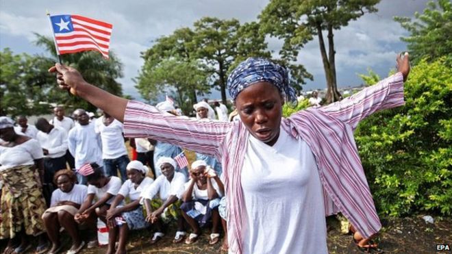 مسلمة ليبيرية تحتفل باعلان انحسار مرض الإيبولا في البلاد