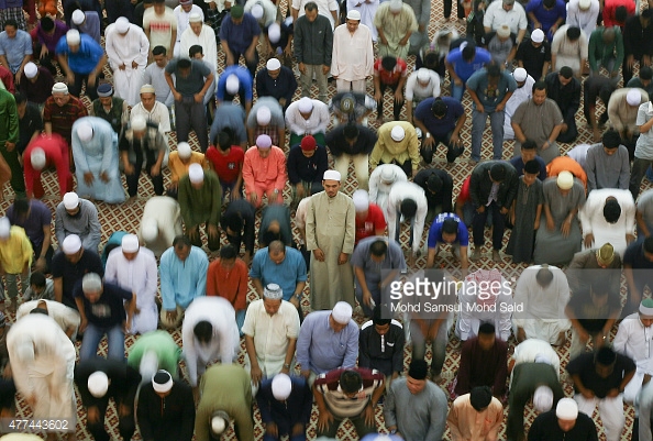 المسلمون في ماليزيا يقيمون صلاة التراويح في المسجد الوطني في بداية شهر رمضان المبارك في 17 يونيو 2015 بكوالا لمبور.