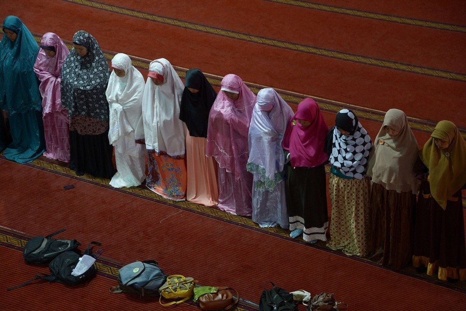 Indonesian Muslim women offer prayers during the month of Ramadan at the Istiqlal mosque in Jakarta on June 21, 2015. More than 1.5 billion Muslims around the world celebrate the month with fast from dawn to dusk and conduct ni