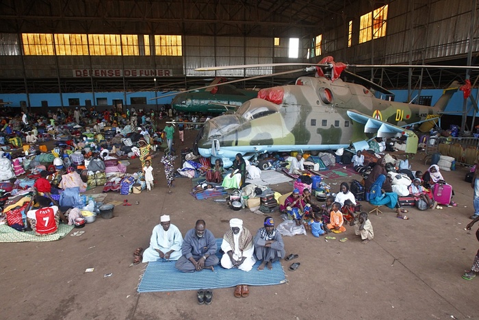 مسلمون في مخيم للاجئين بمطار بانغي ينتظرون على أمل ترحيلهم الى مناطق آمنة. المصور : Legnan Koula/EPA