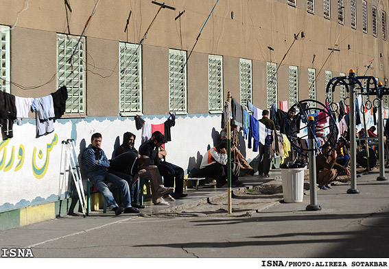 قيام السجناء بغسل ملابسهم والجلوس في ساحة التمارين الرياضية الخاصة بالسجن