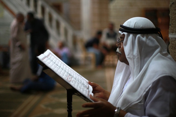 شيخ يقرأ القرآن في المسجد العمري في غزة