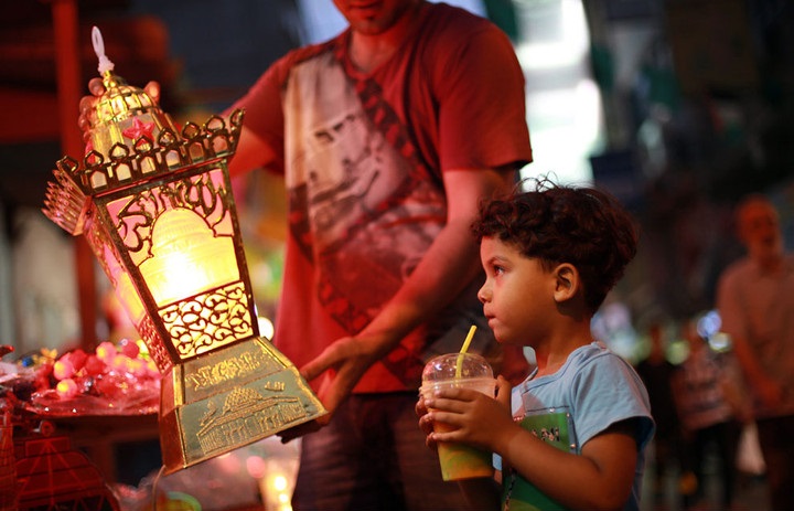 شاب من غزة محتفلا باضاءة الفانوس الرمضاني في غزة