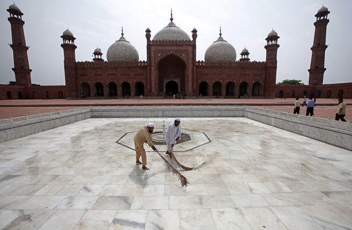 عمال المسجد بادشاهي ينظفون المسجد في باكستان