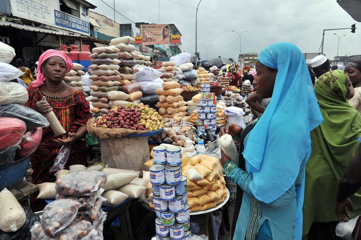  نساء أبيجون يبيعون التمر و الحبوب خلال شهر رمضان المبارك في ساحل العاج