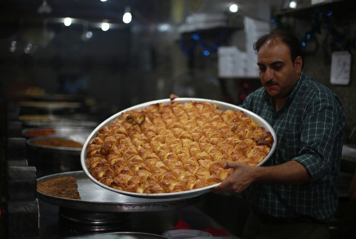 صانع حلويات يعرض حلوى البقلاوة في غزة قبيل رمضان