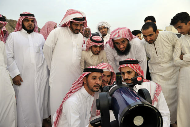 رجل سعودي يراقب القمر ، مدينة الطائف