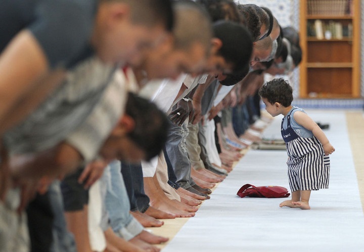  طفل منبهر بالصلاة و يقلد المصلين في مدينة ستراسبورغ الفرسية  بينما كان المصلون يؤدون صلاة الظهر 